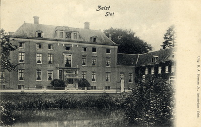 15909 Gezicht op de voorgevel van het hoofdgebouw en de rechtervleugel (ged.) van Slot Zeist te Zeist uit het noordoosten.